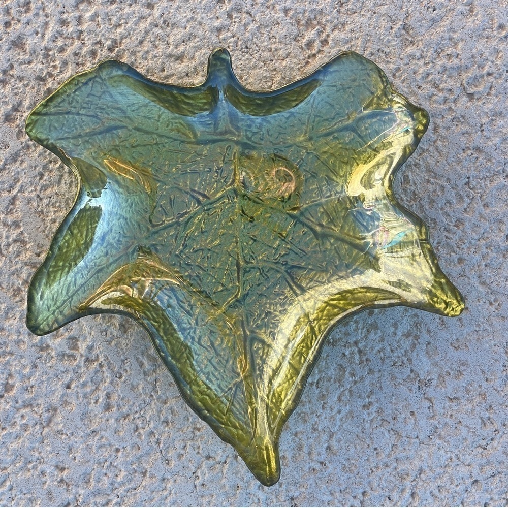 VINTAGE art glass green iridescent candy, nut, snack dish leaf shaped tray - Picture 8 of 10